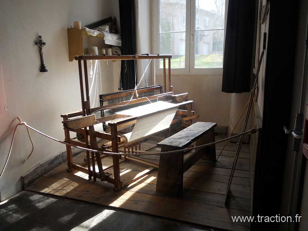 2012_Rodage_Printanier (32).JPG - 01/04/2012 - 68053 MULHOUSE CEDEX - Club de Véhicules Anciens d'Alsace Mulhouse - CVAAM - 3ème Rodage Printanier - Parc de Wesserling - Ecomusée textile - Atelier de tissage avec son métier